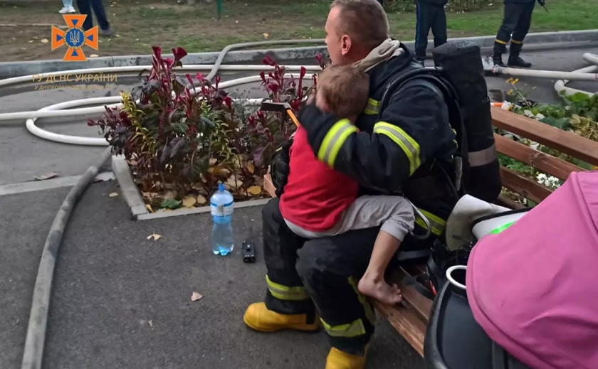 Плакав у шафі, сидячи у вогні: У Покрові на пожежі врятували 6-річного хлопчика