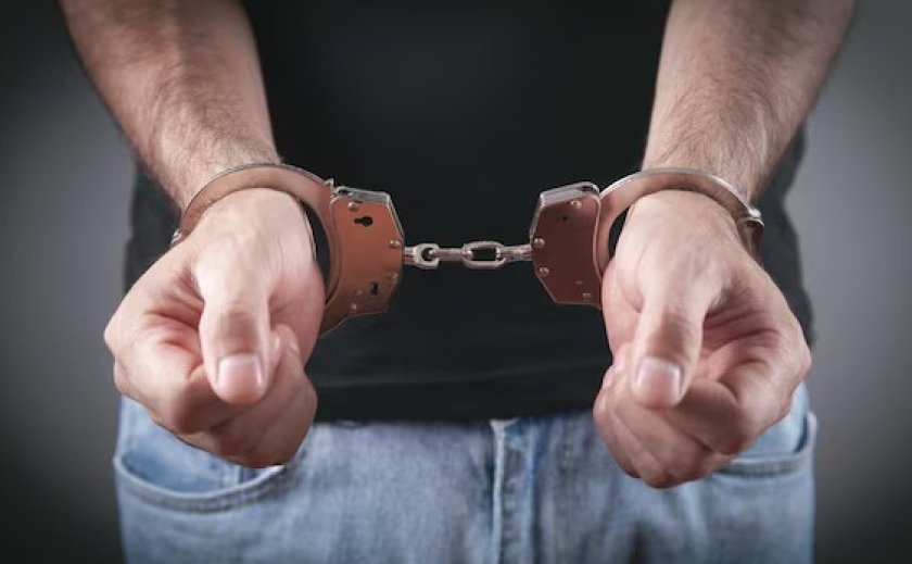 У Покрові поліцейські довели причетність 27-річного чоловіка до серії майнових злочинів
