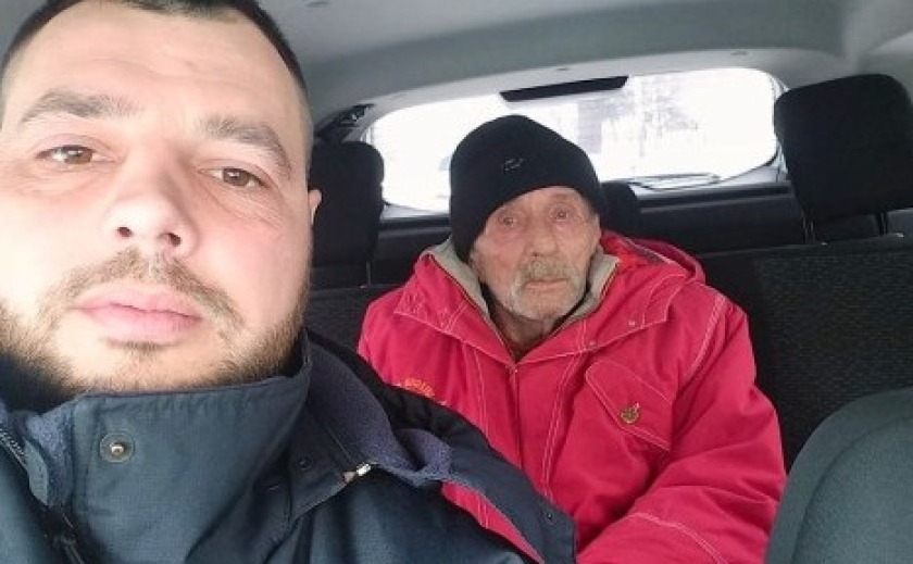 Турбота поруч: поліцейські офіцери громади Дніпропетровщини прийшли на допомогу дідусю під час складних погодних умов